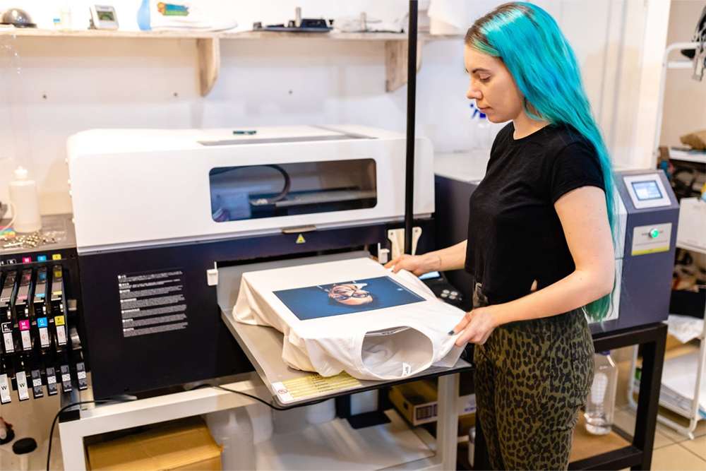 image of screen printer printing onto tshirt for dtg vs screen printing